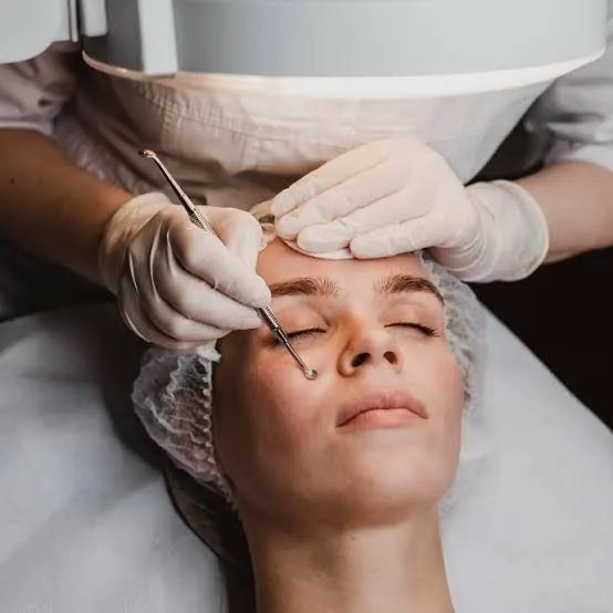 HydraFacial treatment on the neck and décolletage